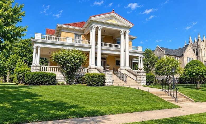 Property photo: 215 S 5th St, Independence, KS 67301