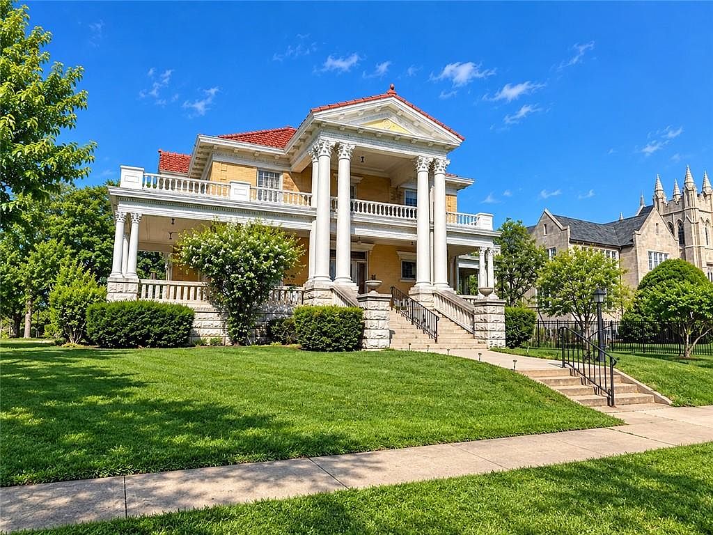 Property photo: 215 S 5th St, Independence, KS 67301