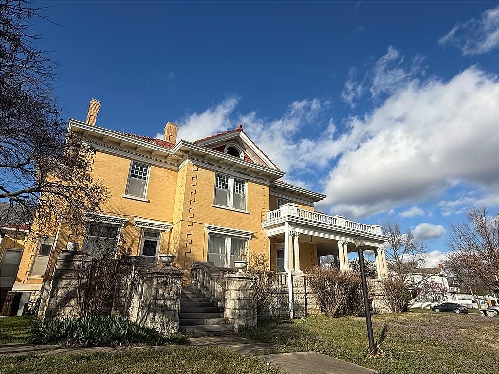Property photo: 215 S 5th St, Independence, KS 67301