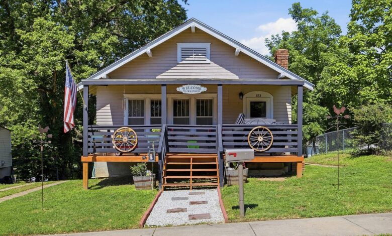 Property photo: 813 S 5th St, Independence, KS 67301