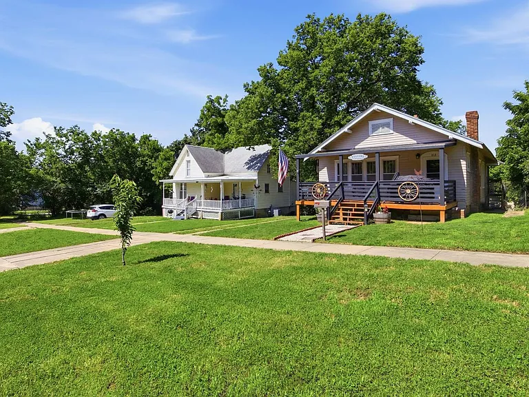 Property photo: 813 S 5th St, Independence, KS 67301