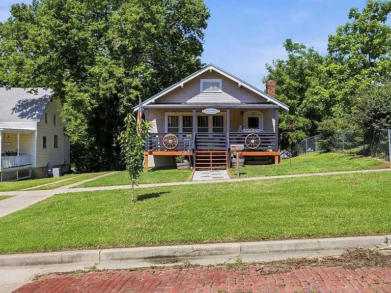 Property photo: 813 S 5th St, Independence, KS 67301
