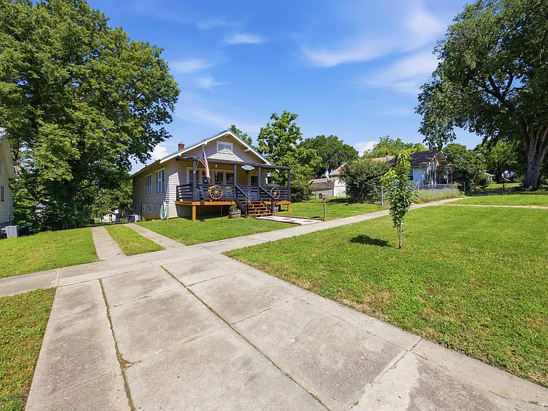 Property photo: 813 S 5th St, Independence, KS 67301